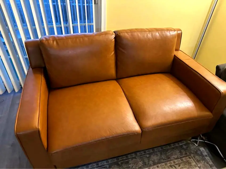 Sofá 2 plazas de polipiel suave de segunda mano - 2