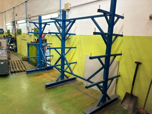 Estructura metálica robusta para almacenaje de barras.
