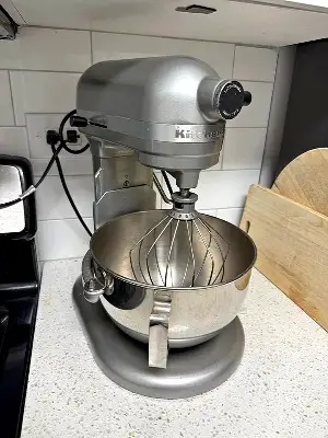 Batidora de pedestal kitchenaid plateada con 3 accesorios usada