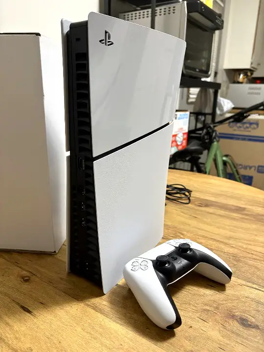 Playstation 5 slim disc edition 1tb con mando y accesorios - 3