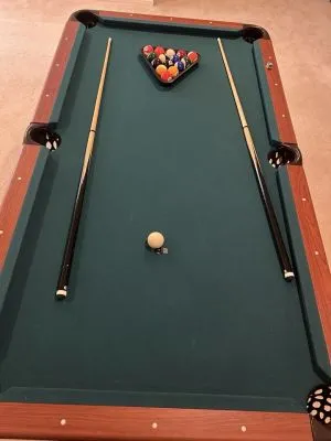 Mesa de billar de madera con dos tacos y bolas de billar de segunda mano - 2