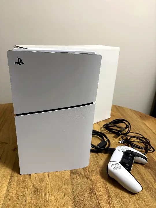 Playstation 5 slim disc edition 1tb con mando y accesorios - 2