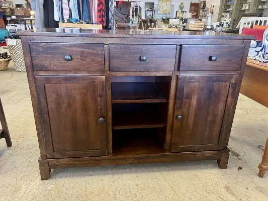 Mueble vintage de madera maciza color marrón oscuro segunda mano