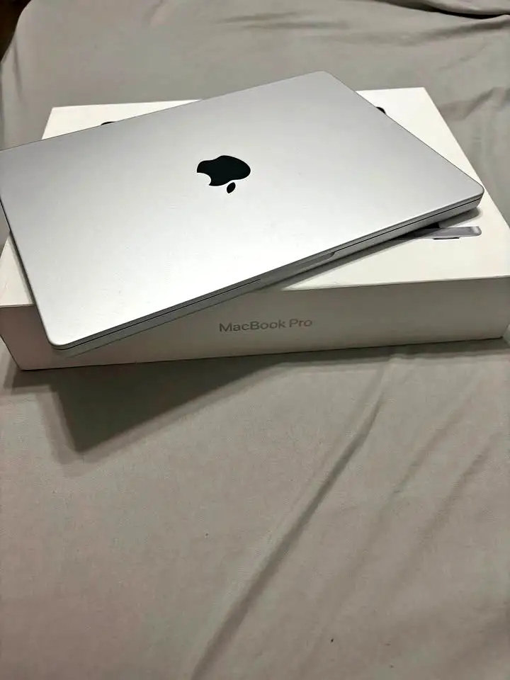 Macbook pro m4 prácticamente nuevo - 2
