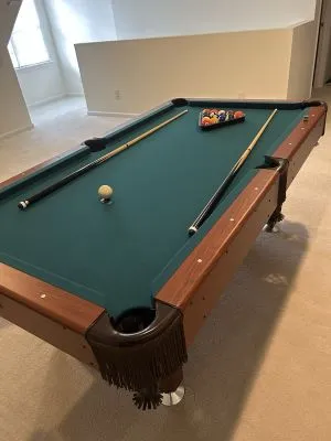 Mesa de billar de madera con dos tacos y bolas de billar de segunda mano