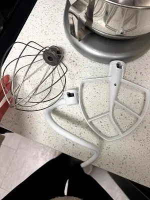 Batidora de pedestal kitchenaid plateada con 3 accesorios usada - 2