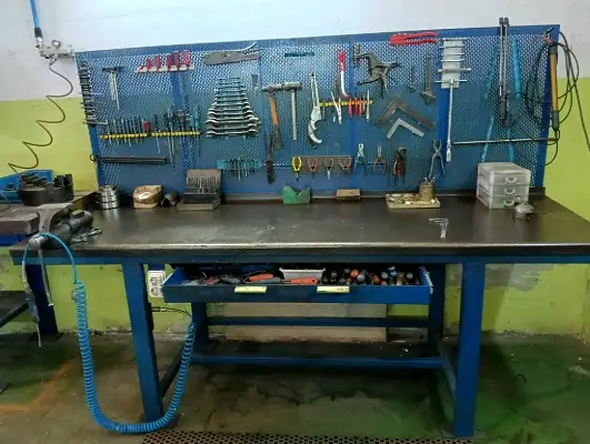 Banco de ajuste metálico 2,50x0,80x0,90m con panel y cajón.