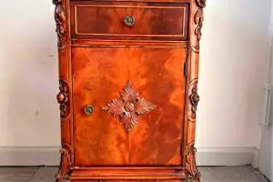 Mueble vintage de madera maciza de segunda mano