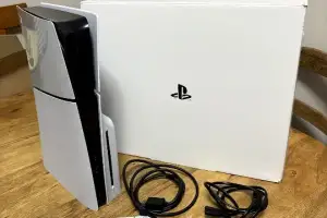 Playstation 5 slim disc edition 1tb con mando y accesorios