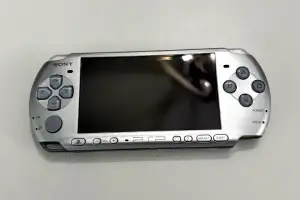 Sony psp 3000 plateada con wifi de segunda mano