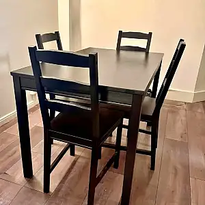 Mesa y 4 sillas de de segunda mano