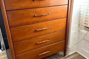 Cómoda vintage danesa de teca con 5 cajones de segunda mano